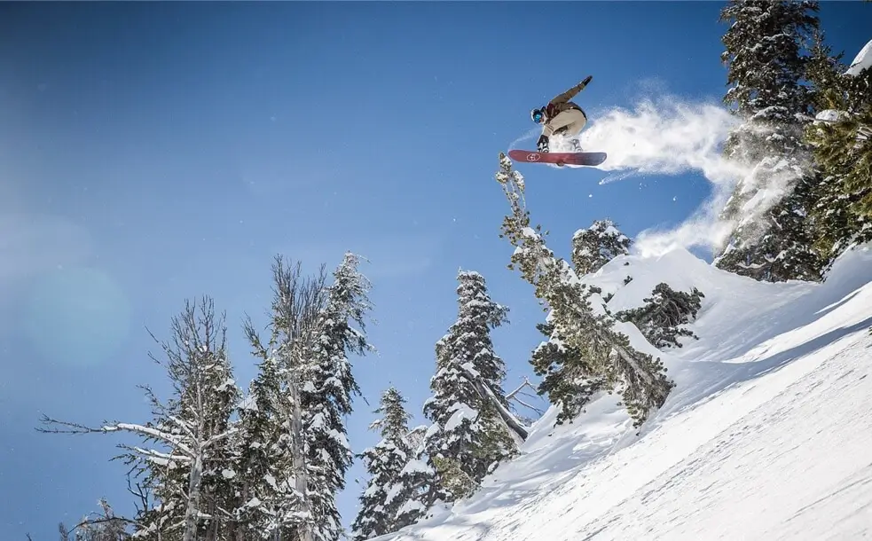 Snowboarder en el aire después de un salto en Mammoth Mountain